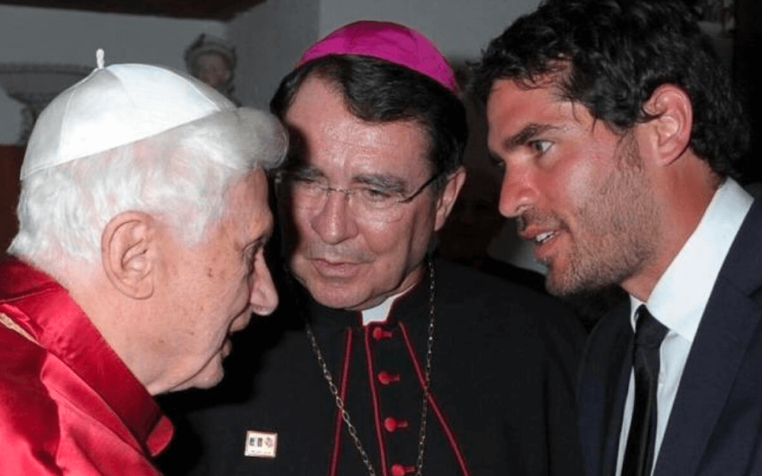 Eduardo Verástegui muestra foto con Benedicto XVI