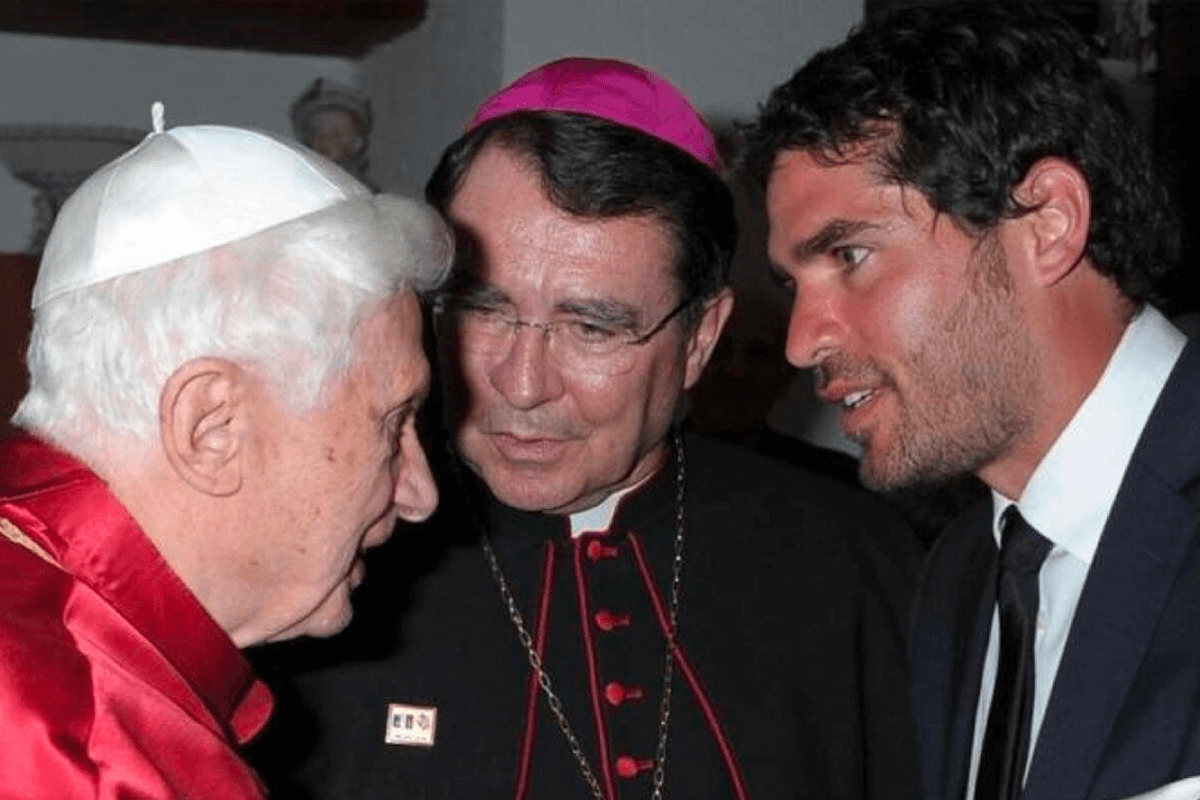 Eduardo Verástegui muestra foto con Benedicto XVI